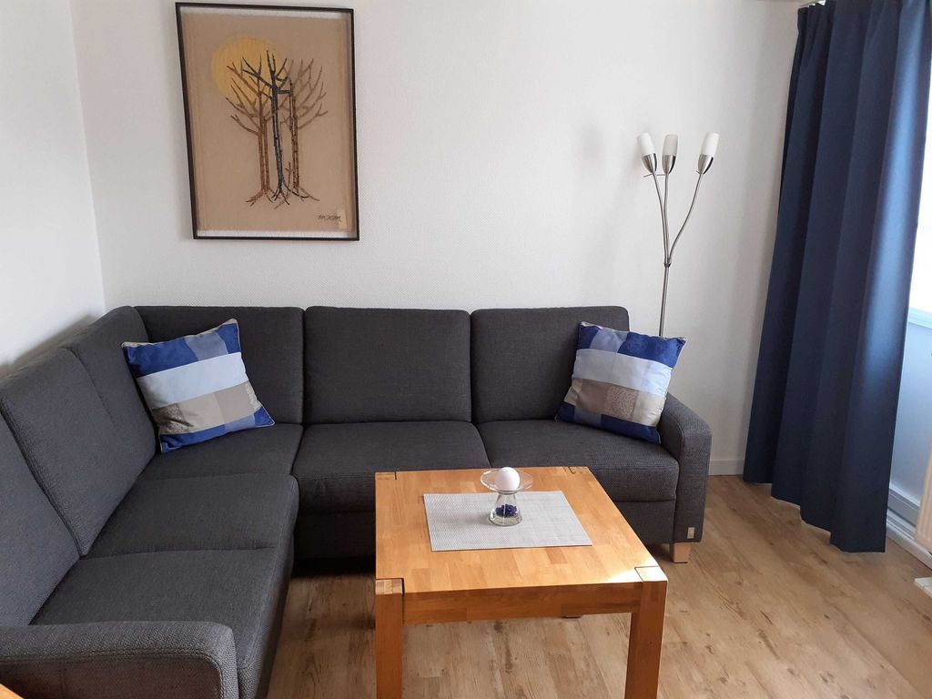 Wohnraum Ecksofa und rechts der Ausgang zum Balkon