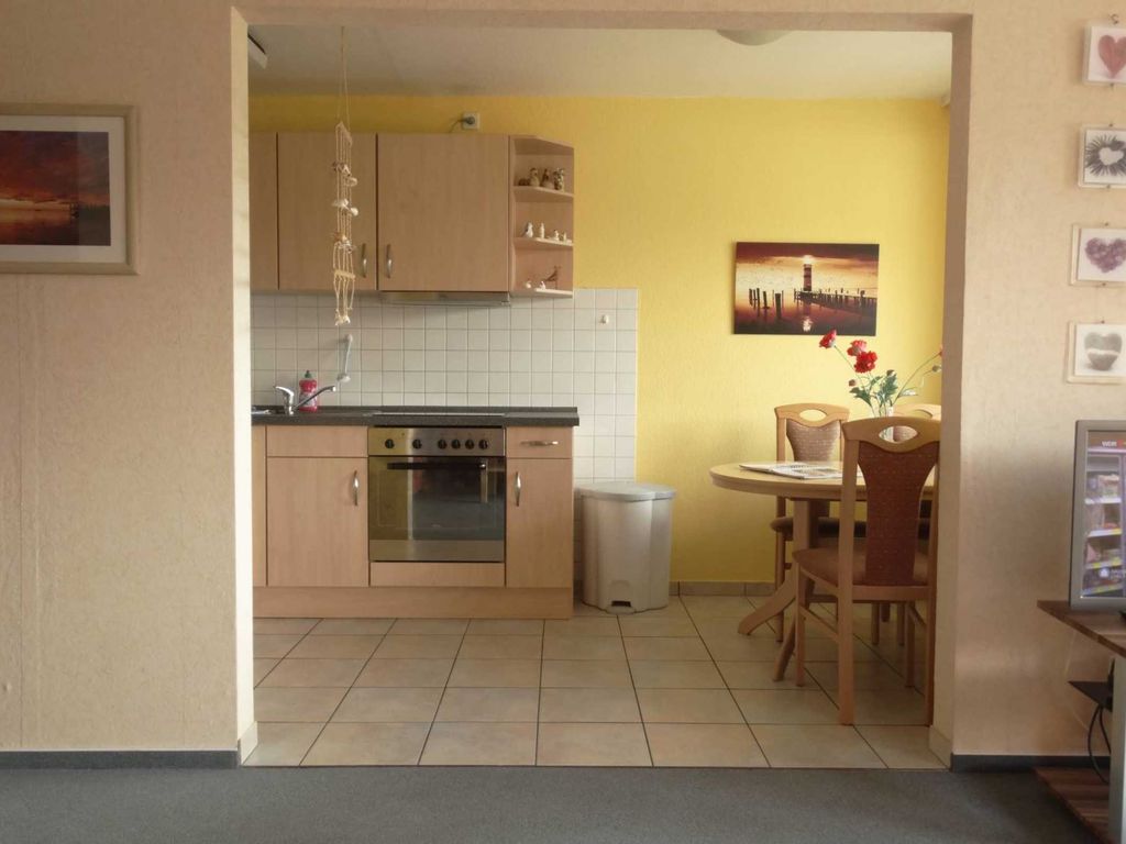 Blick vom Wohnzimmer in die angrenzende offene Küche. Alles
ist liebevoll für Sie eingerichtet.