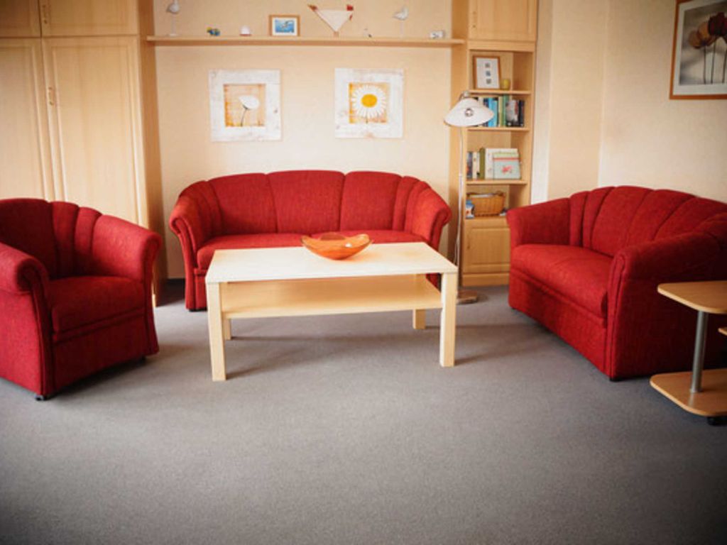 Unsere Ferienwohnung Möwennest befindet sich in der Nähe des Südstrandes, ist modern eingerichtet und bietet Ihnen für 2-4 Personen auf ca. 52 qm alles, was Sie sich für Ihren Urlaub wünschen. ###br###Wlananschluss und Parkplatz vor dem Haus ist vorhanden.