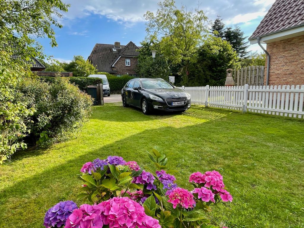 Großzügiger Parkplatz für max. 2 PKW auf dem Grundstück.