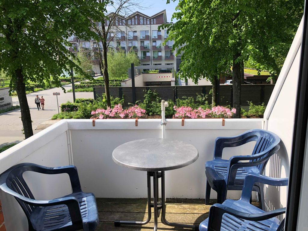 Der Südbalkon, im Sommer sonnig, im Winter auch mit kleinem Meerblick