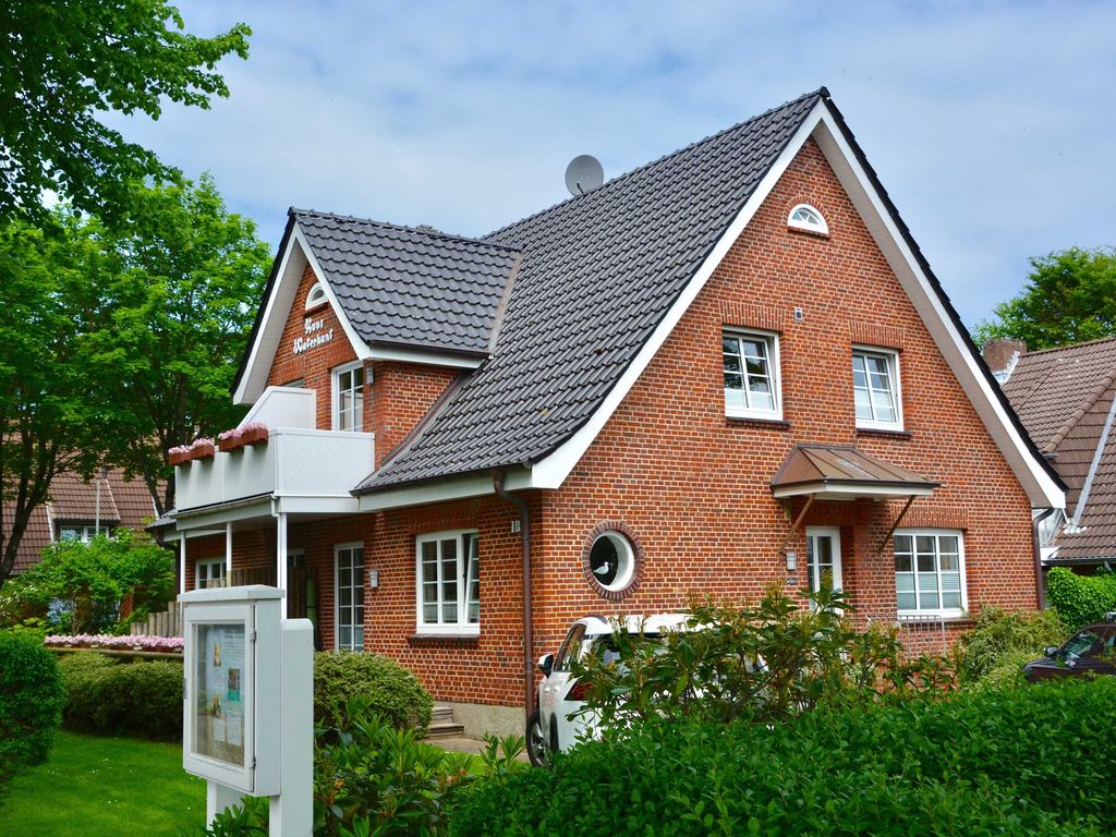 Das gemütliche Ferienhaus verfügt über ein eigenes Schwimmbad und liegt nur 200 Meter vom Südstrand entfernt. Es beherbergt vier Wohnungen mit jeweils einem eigenen Parkplatz. Der Garten kann zum Spielen und Grillen benutzt werden. Die helle Wohnung Wind liegt rechts in der ersten Etage und hat einen Südbalkon.