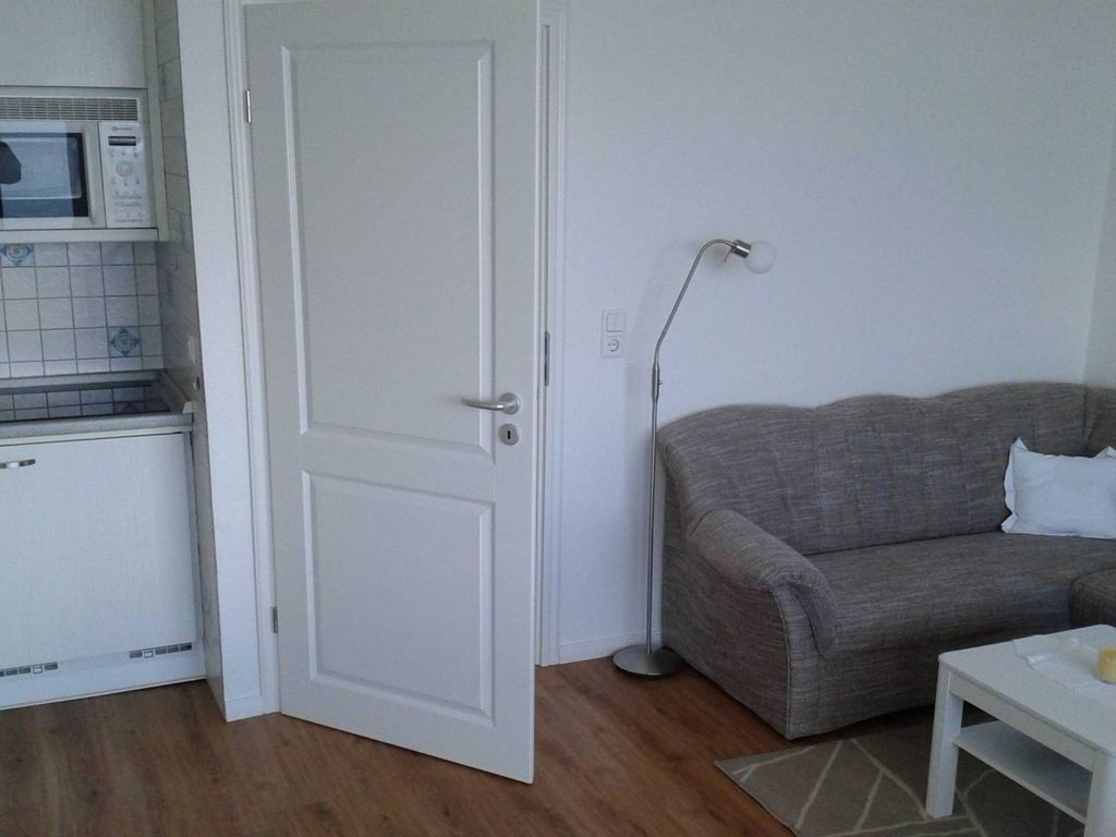 Wohnzimmer mit Tür zum Flur.