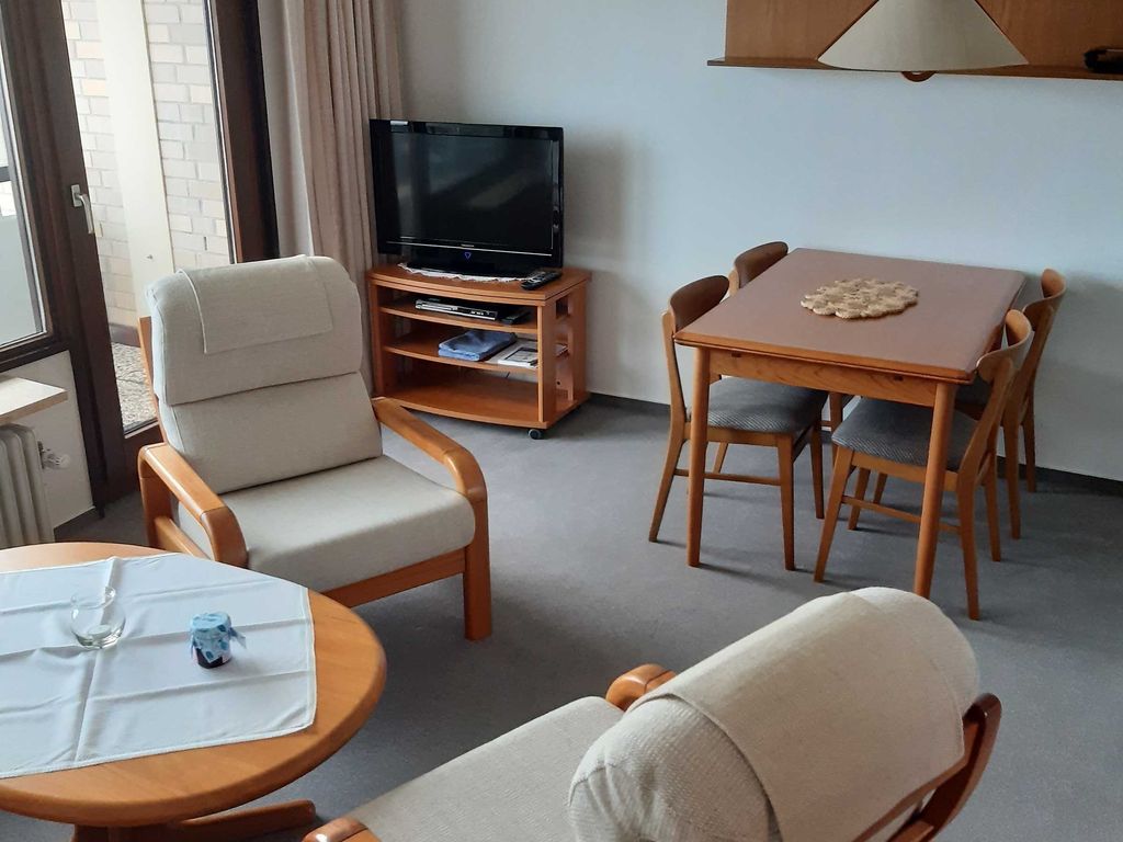 Wohnzimmer der Wohnung Nr. 11 mit TV und Esstisch