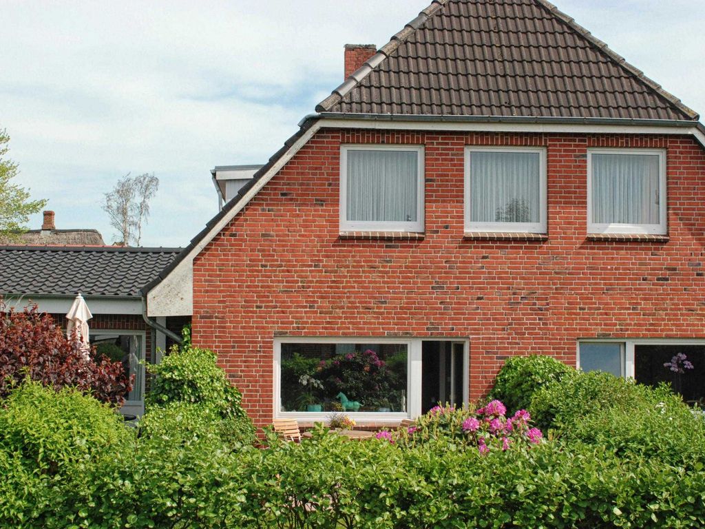 In der oberen Etage unseres Hauses befinden sich 2 Ferienwohnungen. Es ist umgeben von einem 350 m² großen Garten, der zum Entspannen einlädt.