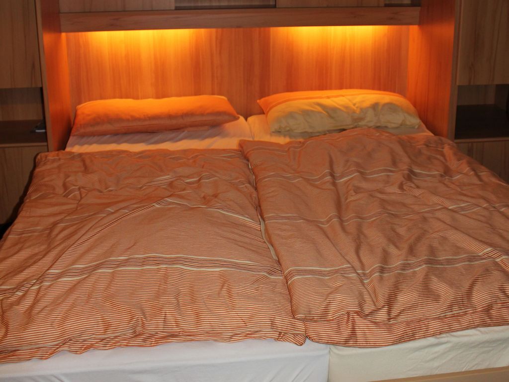 Aufgeklapptes Schrankbett im Wohnzimmer