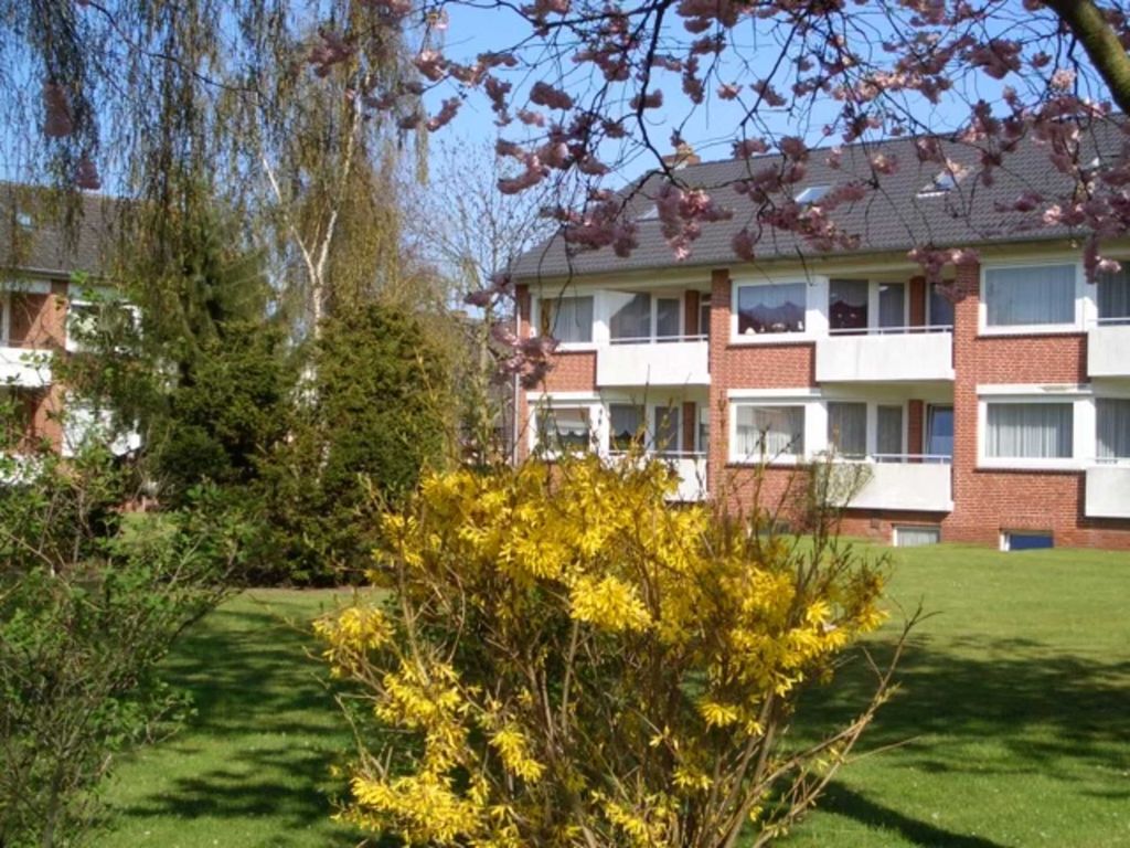 Außenansicht mit großzügigem Gartengrundstück