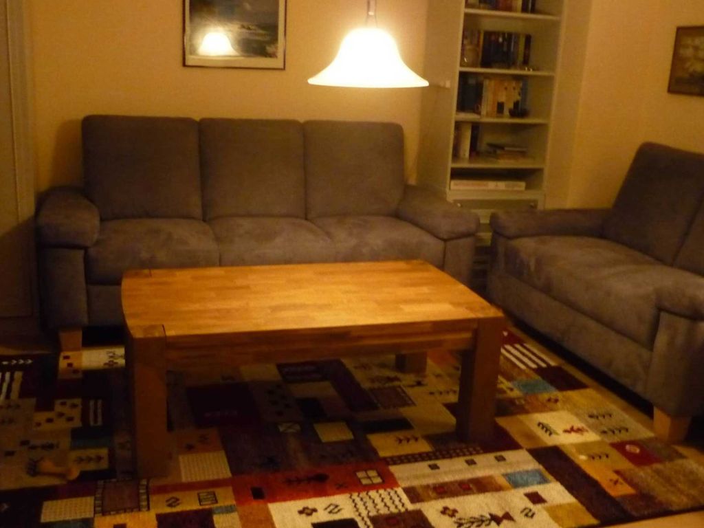 Betreten Sie die Wohnung, befinden Sie sich in einem kleinen Flur mit Schuhschrank, Spiegel und Garderobe.
Wenden Sie sich nach links, betreten Sie den Wohnbereich, der geschmackvoll und gemütlich eingerichtet ist.
Fotos 1-3.