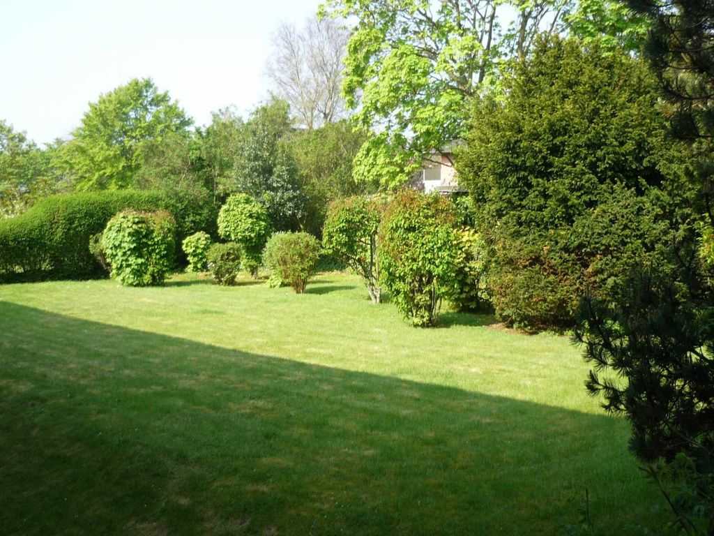 verbirgt sich im Erdgeschoss rechts eine sehr schöne Ferienwohnung mit diesem wunderbaren Blick in den Garten.