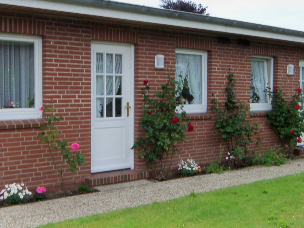 Unsere Nichtraucher-Bungalows im Knudtsenweg im Herzen von Wyk auf einem Nichtrauchergrundstück  Die Bungalows werden ab 14 Tagen nach Verfügbarkeit max.  an 2 Erwachsene  vermietet. ( Nur Nichtraucher).   Im grünen und im  Zentrum von Wyk gelegen.  Der Edeka- Supermarkt mit Bäckerei in ca.150m. Ärzte, Bushaltestelle, Fahrradverleih, Restaurants, Cafe, Fussgängerzone, Promenade, Strand usw. alles in ca.150m bis 300m zu erreichen. Der Fähranleger, Wellenbad, Krankenhaus in ca,400 m.