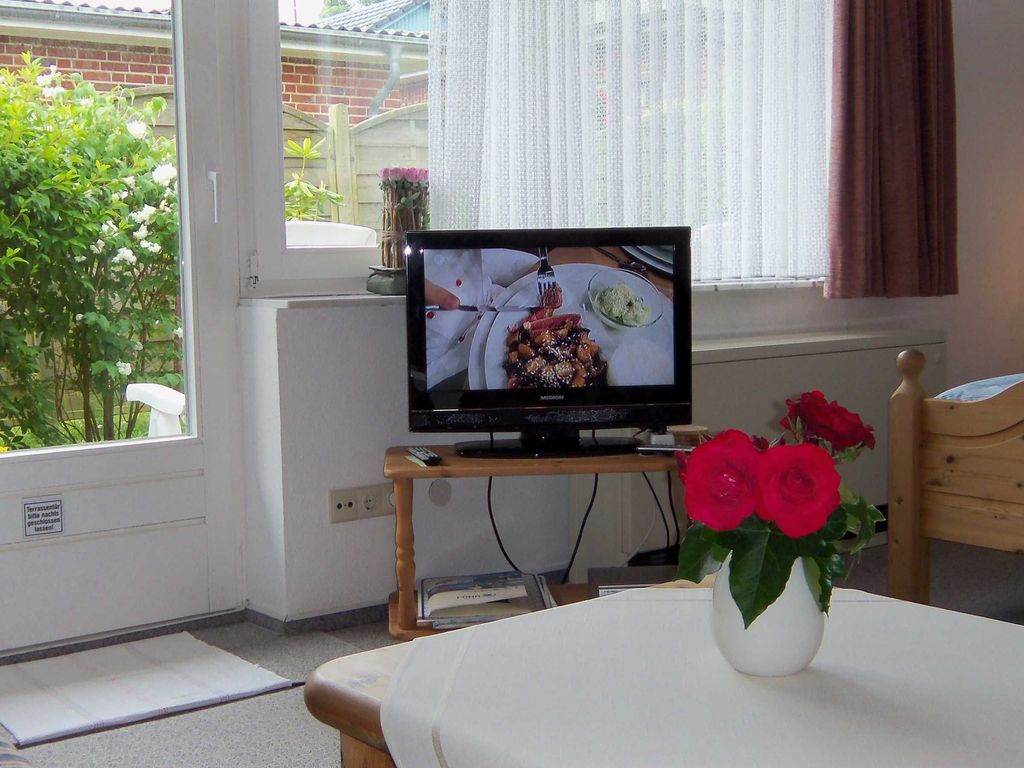 Grosser Wohn - Schlafraum mit einem Doppebett 1,80 m x 2,00 m und einer  Bandscheibenmatratze.  Eine Polstergarnitur, Esstisch mit 2 Stühlen , Sat FlachbildTv, .Radio..und Wlan. Ein separates Schlafzimmer mit einem Bett 90 cm x 1,90 m.( für Schnarcher) aber keine 3te Person. Friesenküche , Dusche WC, sonnige Südterrasse mit Gartenstühlen , Gartentisch, Sonnenschirm. Im Tagespreis ist die Bettwäsche, Handtücher,Strom und Heizung enthalten. Dusch und Badetücher bitte mitbringen. Besuch ist nicht gestattet.