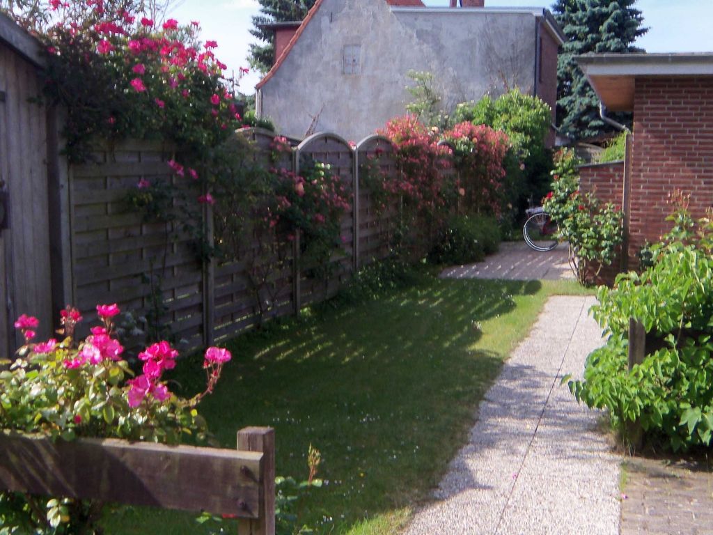 Innenhof hinten mit Fahrradabstellplatz, vorn der Parkplatz.