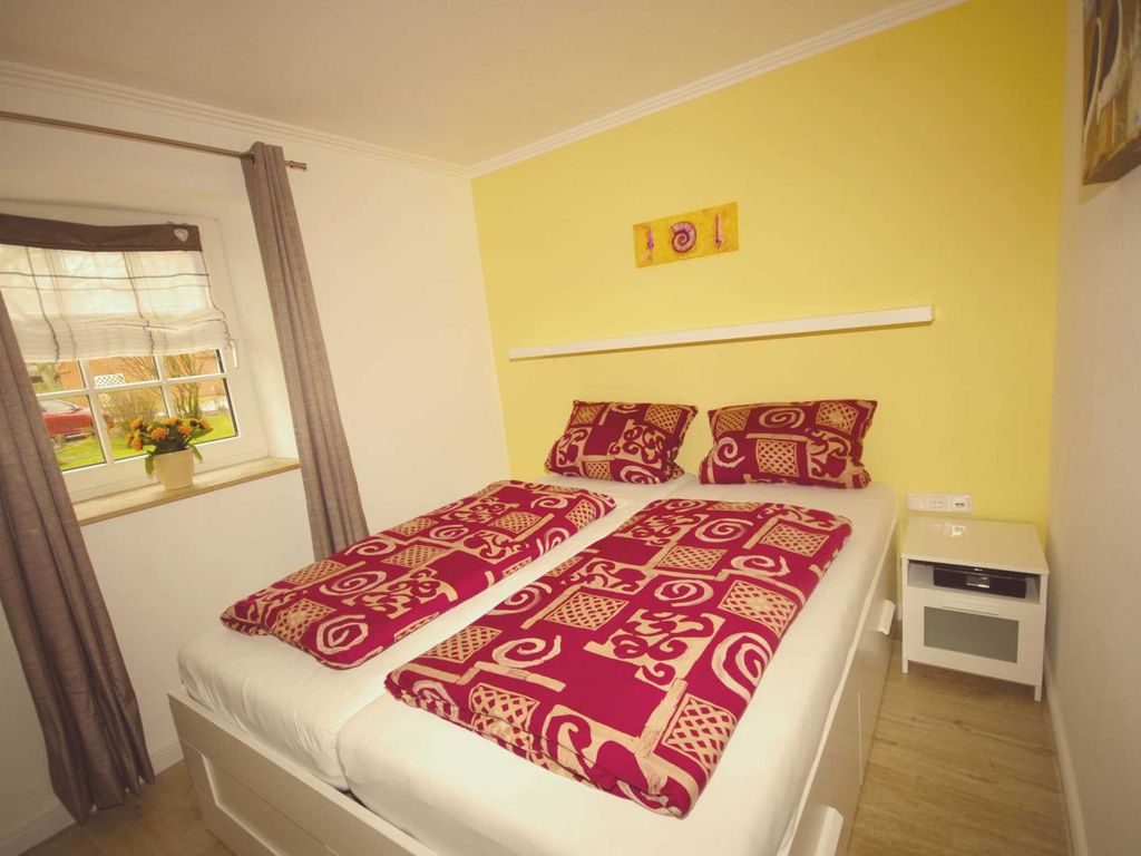 Das helle, gut zu verdunkelnde Schlafzimmer mit schönem Sprossenfenster ist u.a. ausgestattet mit einem Doppelbett mit einer Liegefläche von 1,6 x 2 Meter und hat eine Liegehöhe von 62 cm. Die Federkernmatratzen sind komfortable 21 cm hoch. Strom-, LAN- und Telefondosen befinden sich rechts am Bett.