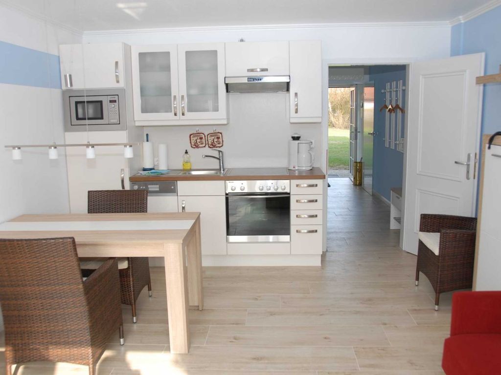 Die neue Küchenzeile bietet u.a. helle moderne Schrankflächen, praktische Auszüge, einen hochgesetzten Kühlschrank mit 3 Sterne-Gefrierfach, Kaffeemaschine, Wasserkocher, Eierkocher, Geschirrspüler, Mikrowelle, Thomas Trend-Geschirr, Zwilling Nottingham Besteck.
