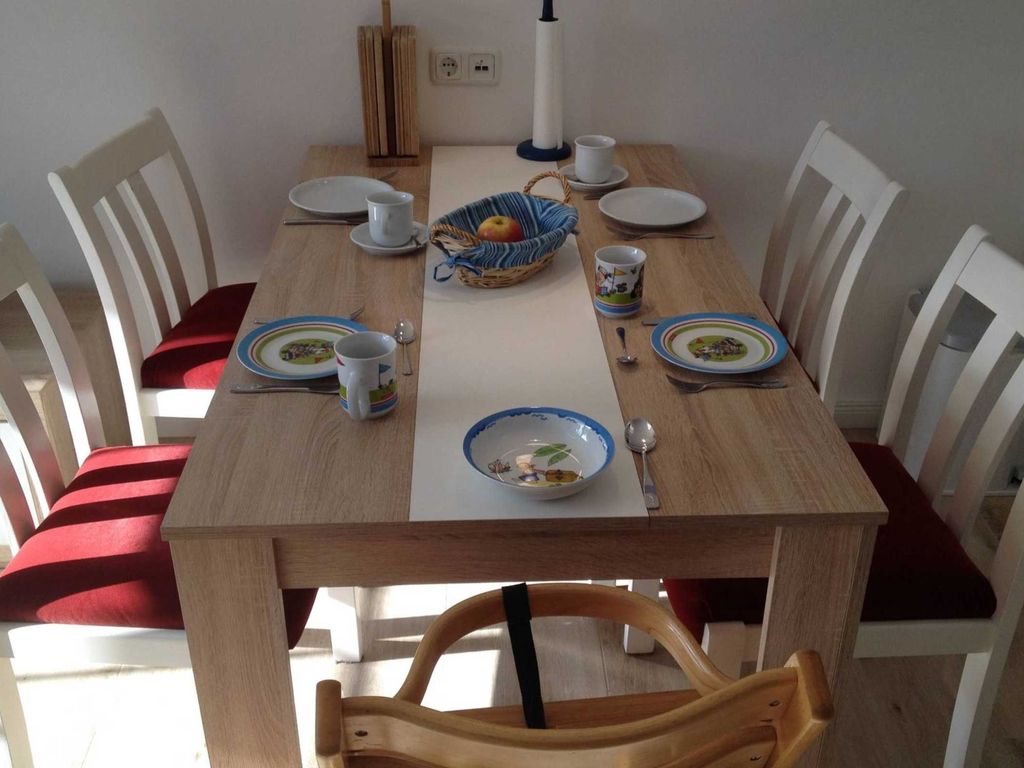 Speisen Sie am großzügigen Esstisch auf bequemen Stühlen. Sie finden direkt am Esstisch Steckdose und LAN-Anschluss für den Fall, dass Sie auch im Urlaub mal arbeiten müssen. Auch im Schlafzimmer ist ein LAN-Anschluss, zudem gibt es in der gesamten Wohnung WLAN-Empfang (bei Bedarf abschaltbar).