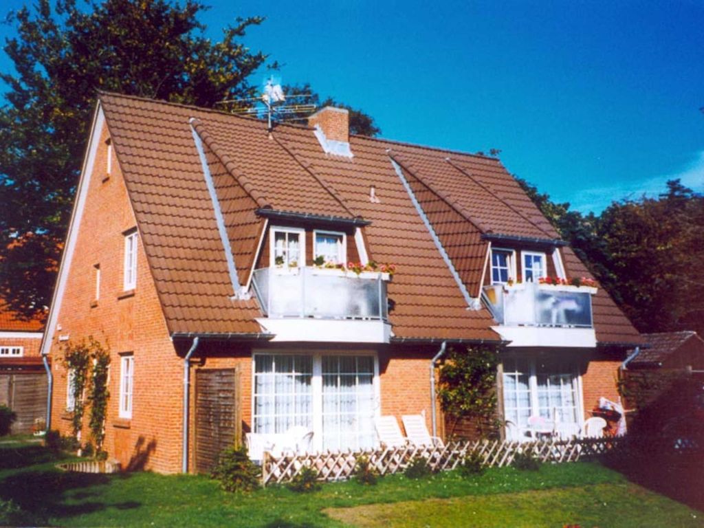 Uns gehört die Wohnung an der Westseite, Parterre, mit Souterain. Im Ferienhaus steht Ihnen eine Sauna zur Verfügung.