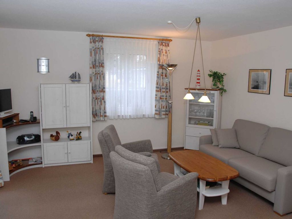 Der Wohnraum in unserer Ferienwohnung mit TV, DVD-Player, CD-Player, Radio, WLAN, Telefon mit Flat-Rate 

Von hier aus gelangt man auf die Terrasse

Wir haben 2015 diesen Raum mit neuen Möbeln und Geräten ausgestattet und modernisiert.