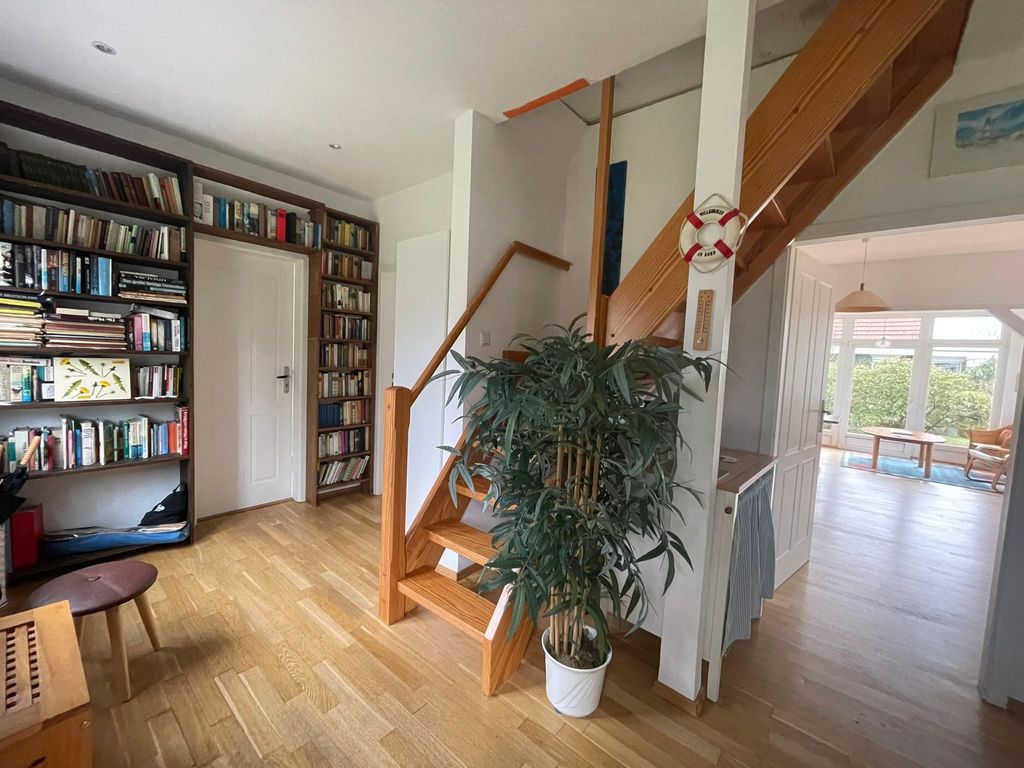 Eingangsbereich mit Bibliothek und Spieleschrank
