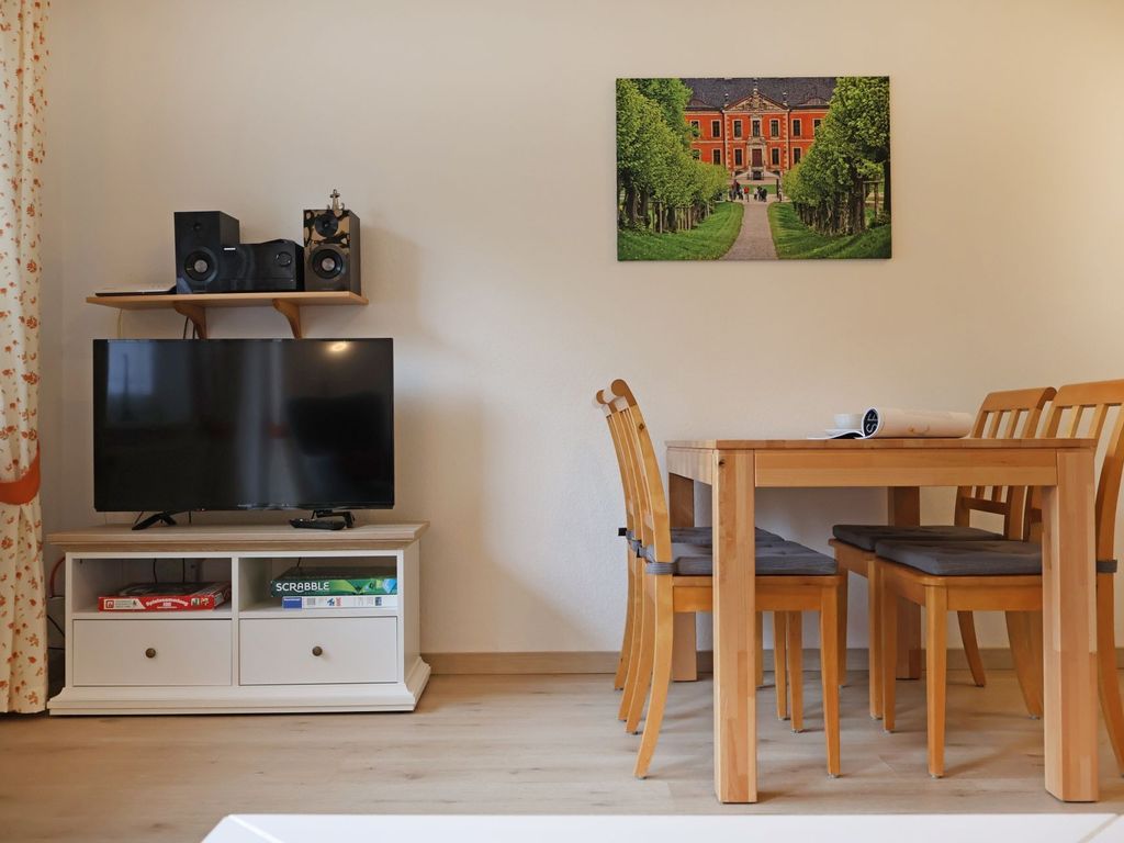 Urlauberdorf 49b - Blick vom Sofa auf den TV und den Essbereich