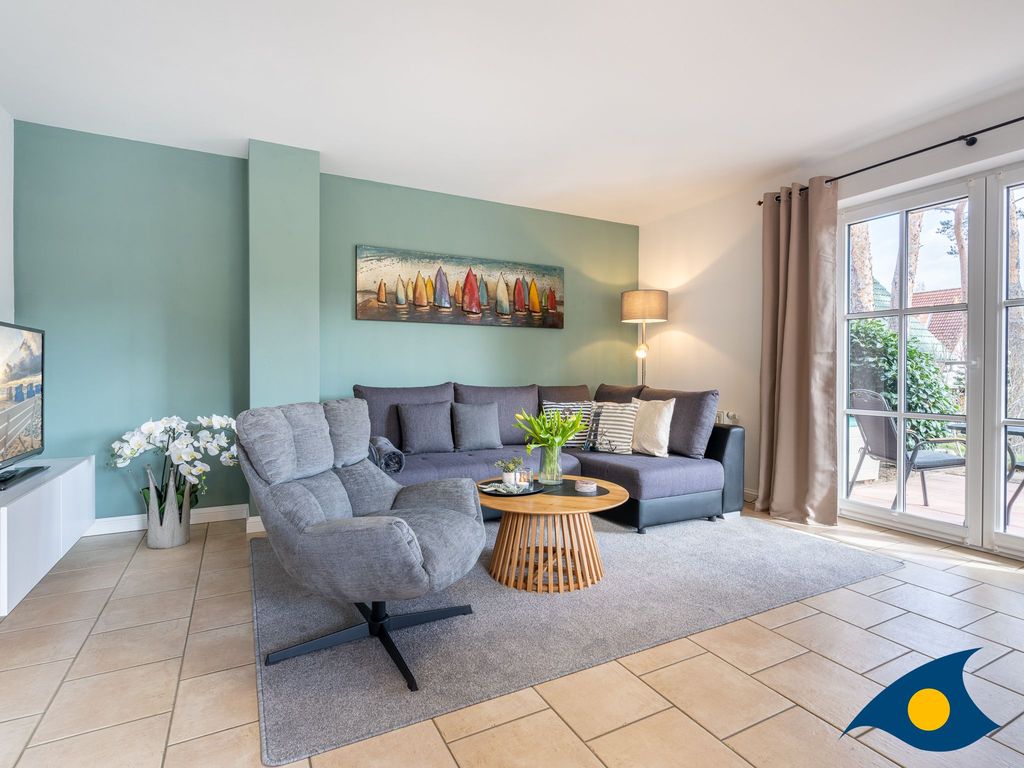 Wohnbereich mit offener Küche und Zugang zur Terrasse