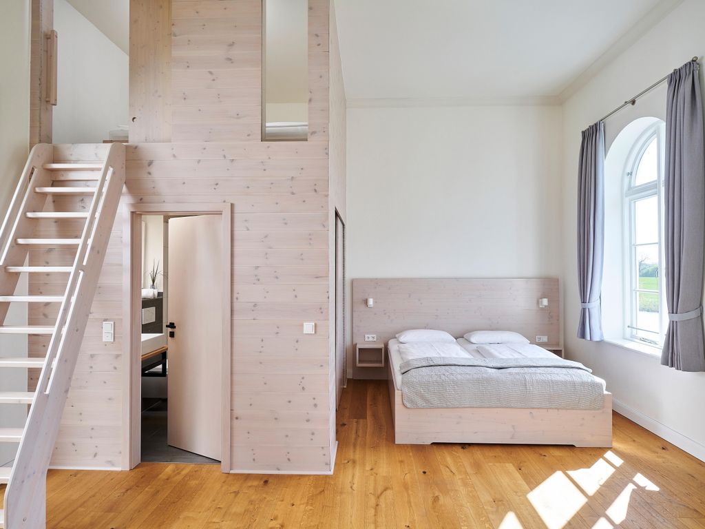 Schlafzimmer mit Doppelbett