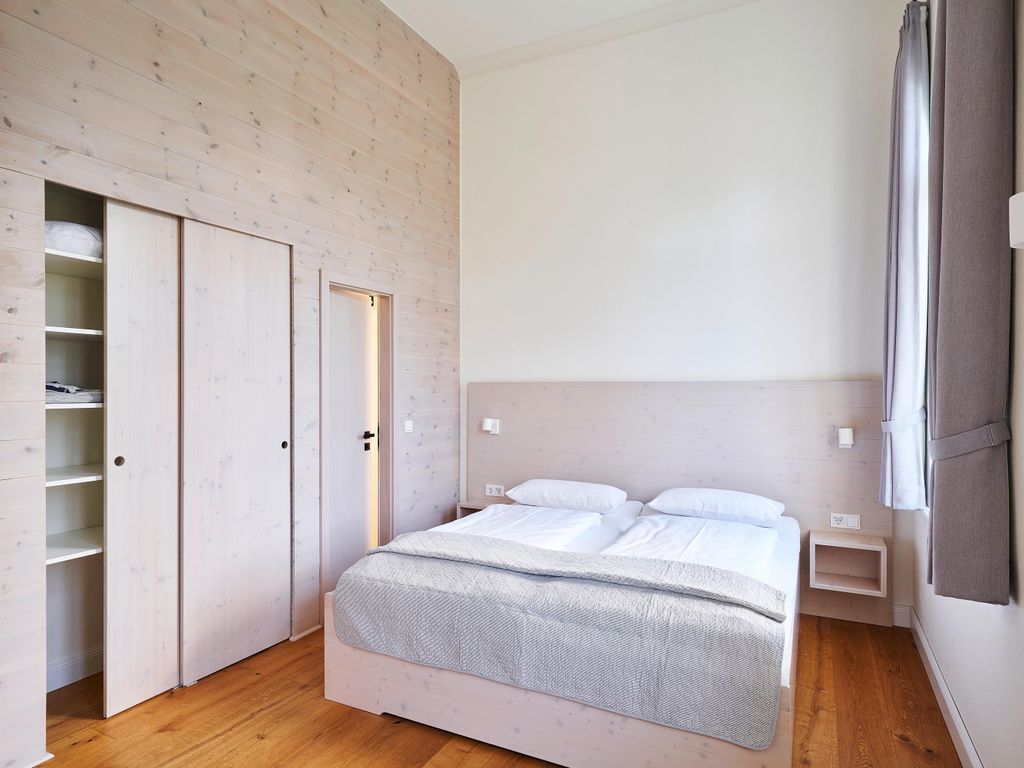 Schlafzimmer mit Doppelbett