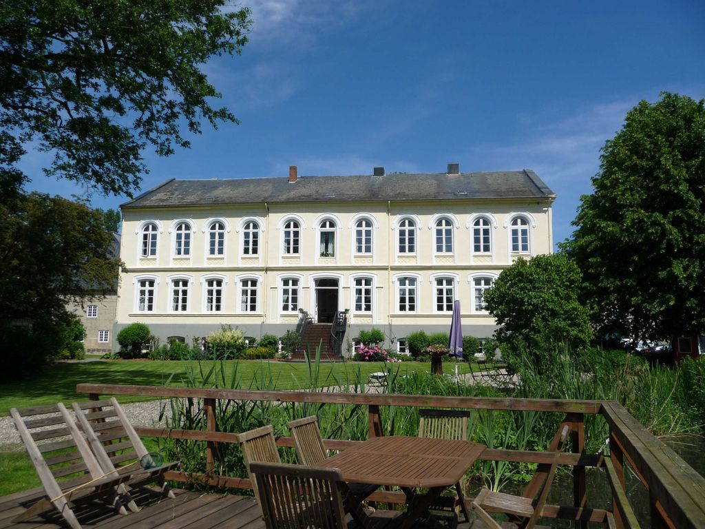 Seeterrasse und Garten hinter dem Herrenhaus