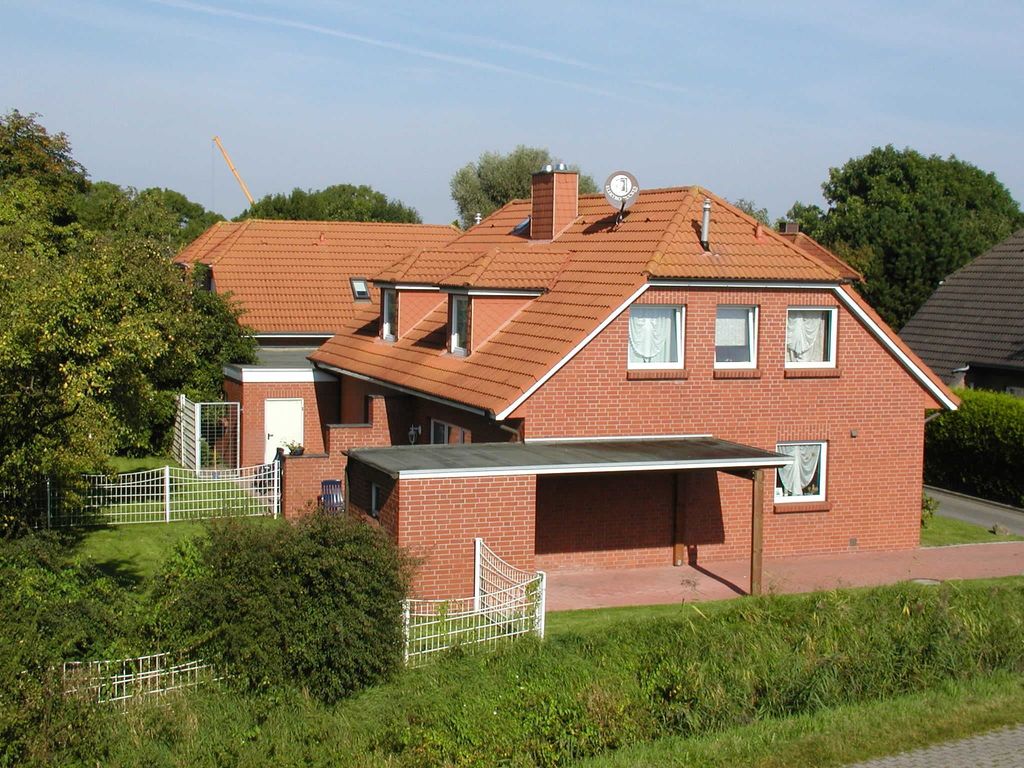 Doppelhaus vom Deichblick Viethstr. 21d ist die hintere Haushälfte.  Großzügiges Ferienhaus aus rotem Klinker mit Garage, gepflegtem Garten und ruhiger Lage im Grünen.