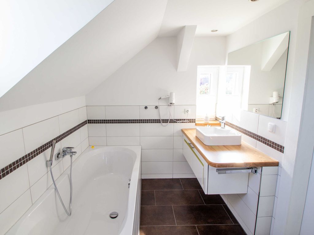 Badezimmer mit Duo-Badewanne