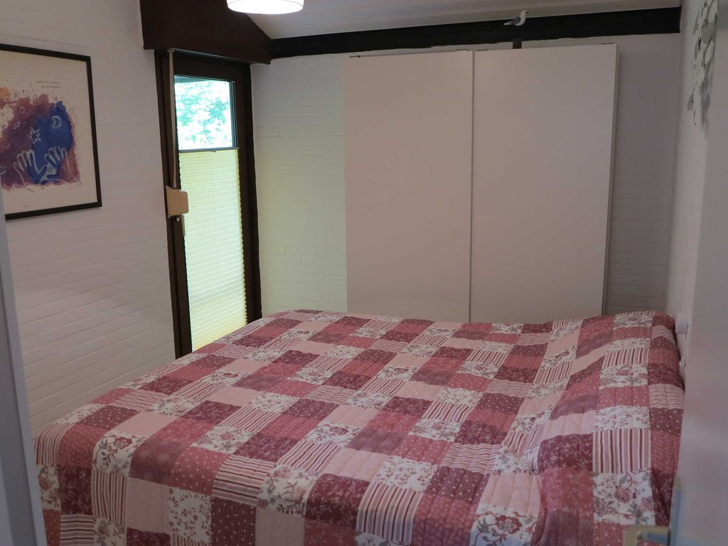 Auch das Doppelbett im Elternschlafzimmer bietet viel Platz zum Entspannen.