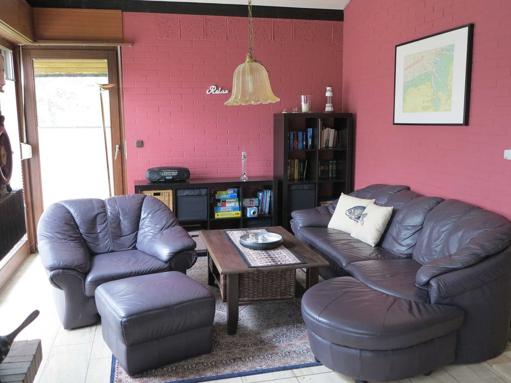 Auf dem großen Sofa im Wohnzimmer ist ausreichend Platz für die gesamte Familie.