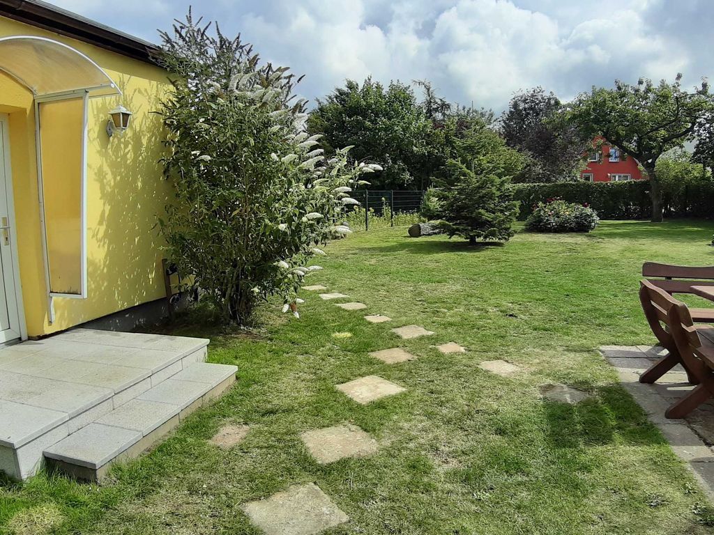 Garten und Eingang Wohnung 1