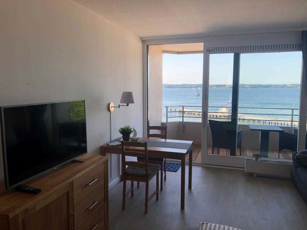 Essbereich und Zugang zum Balkon mit Meerblick