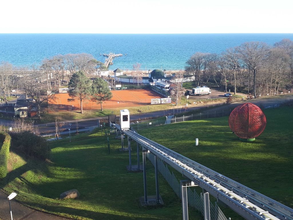 Kabinenbahn zum Strand im Winter