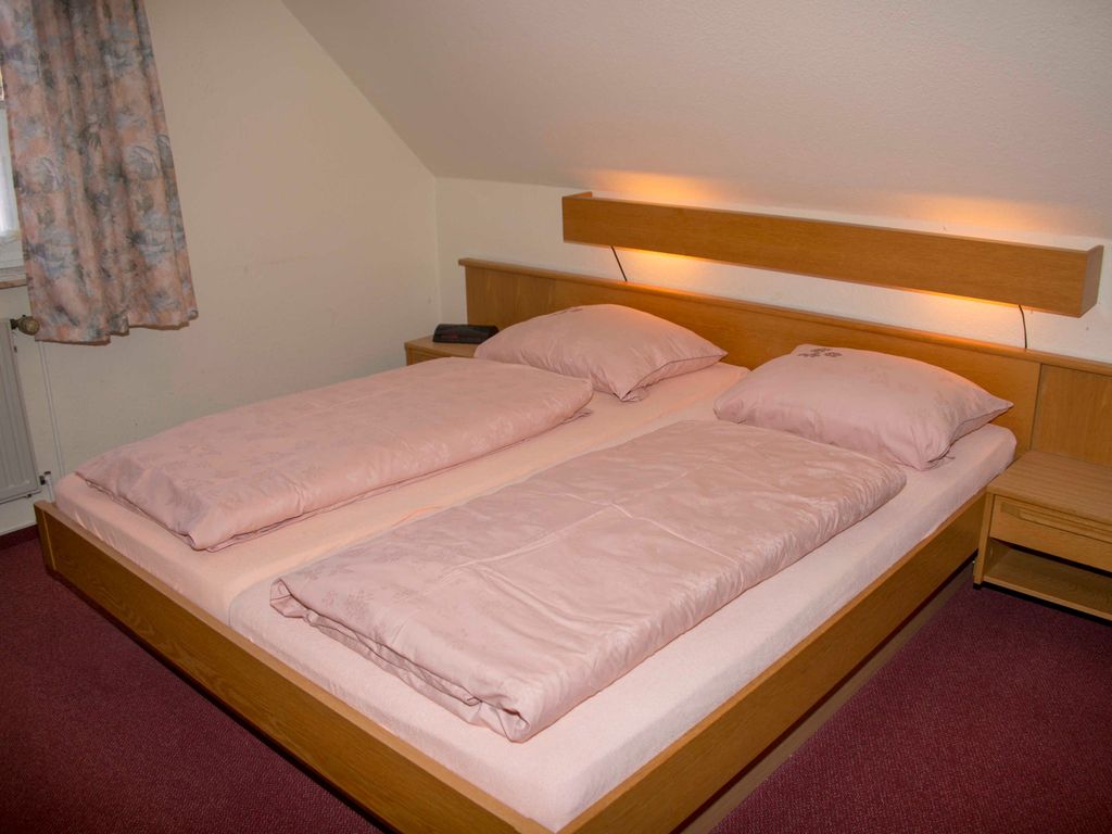 Schlafzimmer 1
