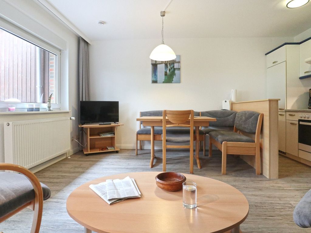 Urlauberdorf 27c - Blick vom Sofa auf den TV und Essbereich