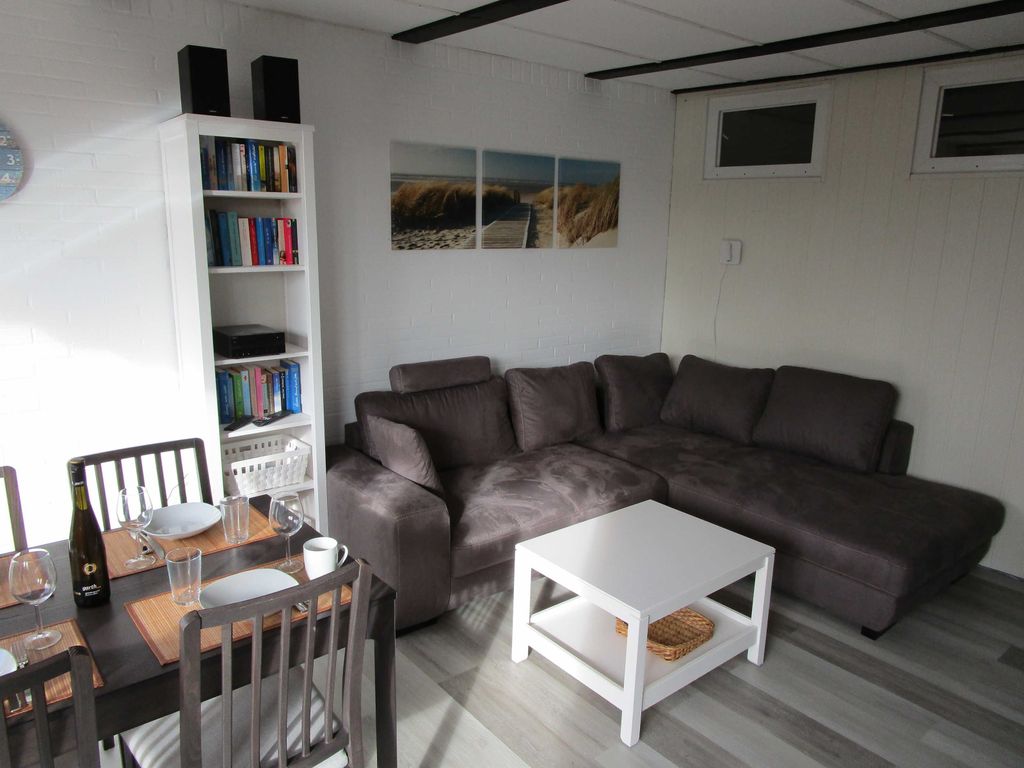 Das Wohnzimmer mit großem Sofa für die ganze Familie.