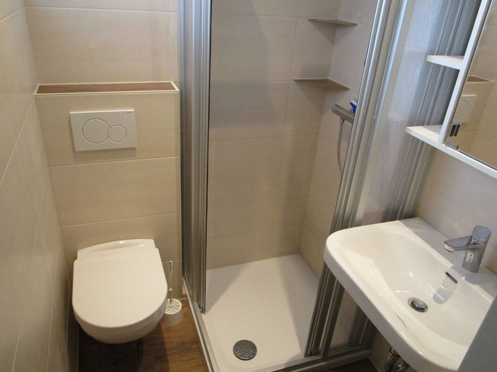 Das neue und moderne Badezimmer.