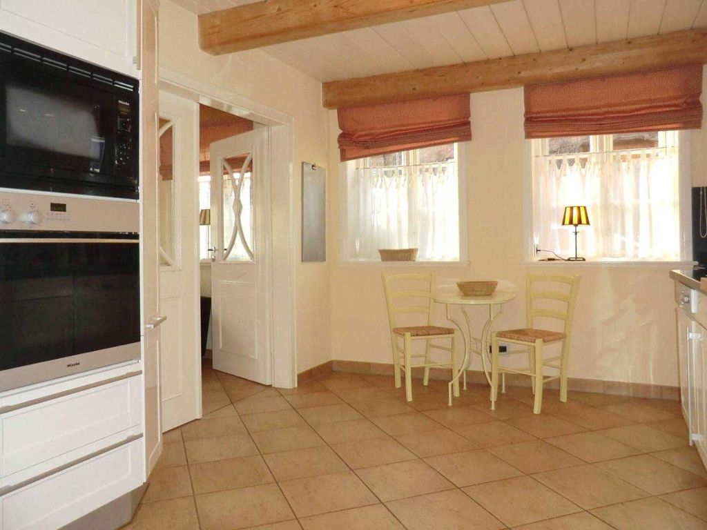 Kleine Sitzecke in der Küche und Zugang zum Wohnzimmer