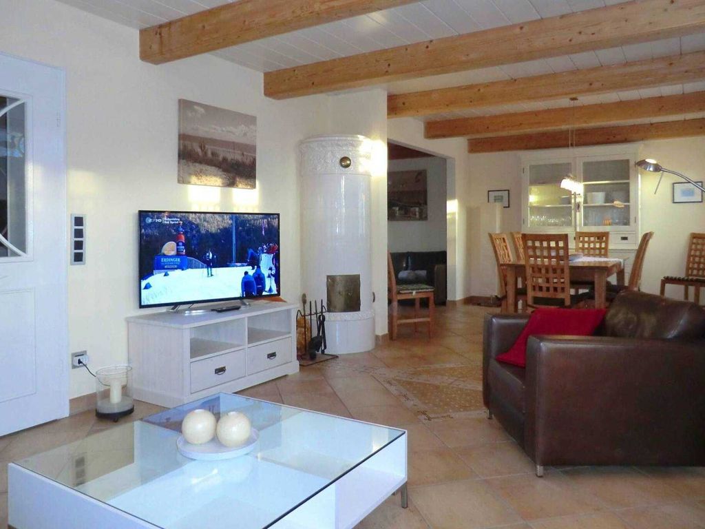 Weiterer Wohnbereich mit großem Flat-TV