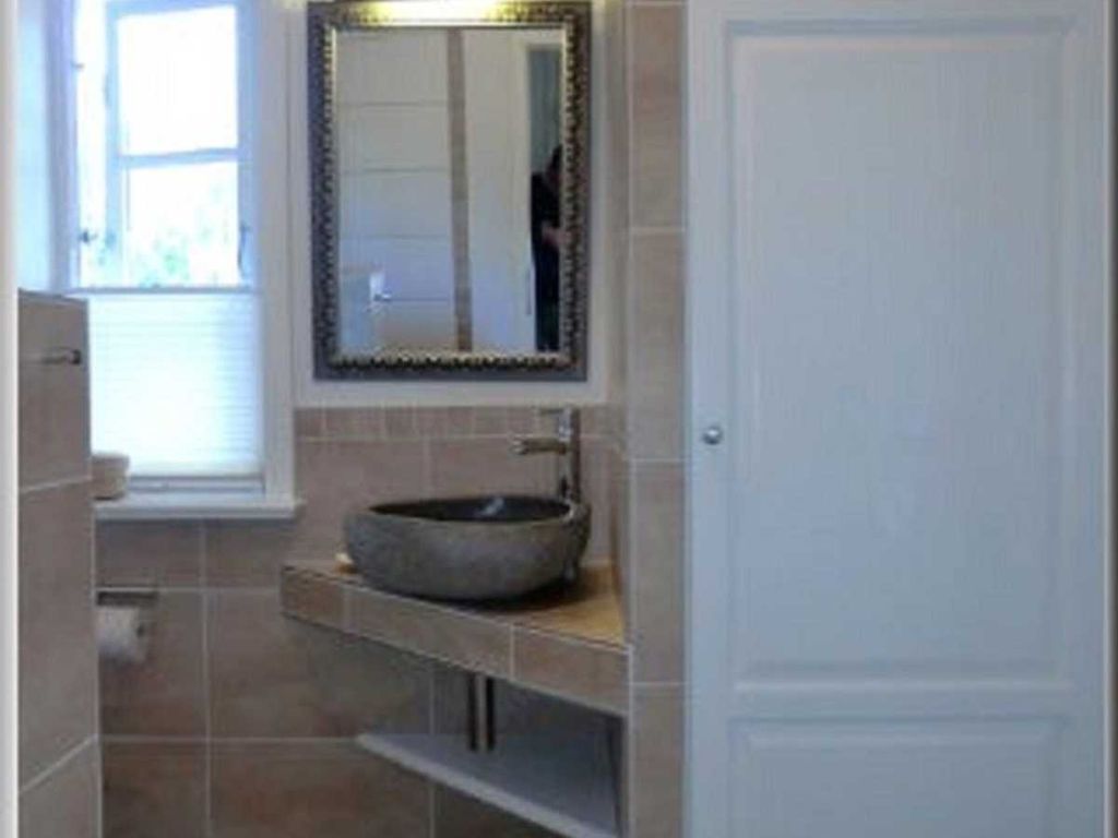 Duschbad/WC im Erdgeschoss
Im Schrank befinden sich Waschmaschine und Trockner