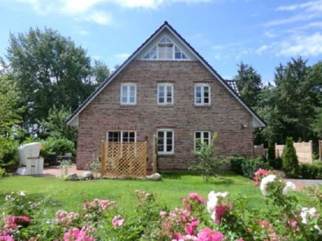 Objekt 07 Liinsand###br###Strandnahe Doppelhaushälfte in Wyk, Olhörnweg 17a###br###Blick über den Friesenwall zum rückwärtig gelegenen Hausteil