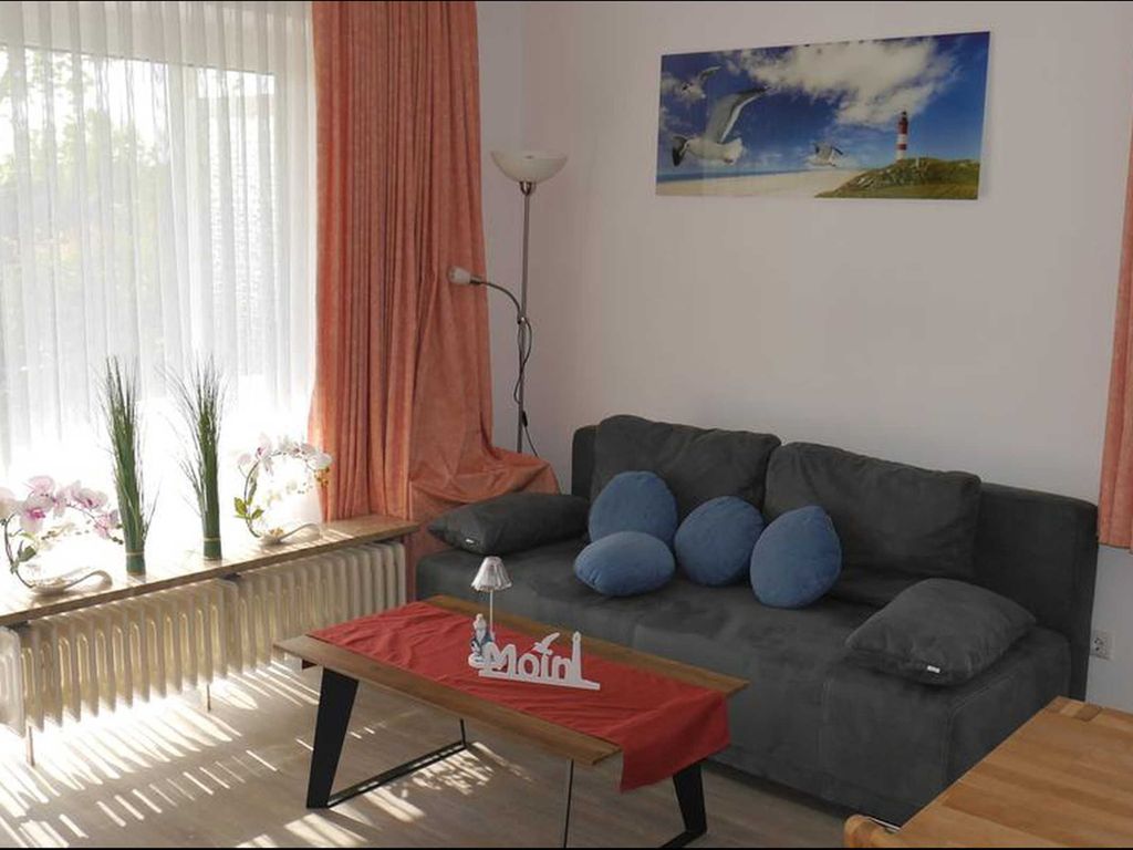 Wohnzimmer mit Sitzgruppe / Schlafcouch