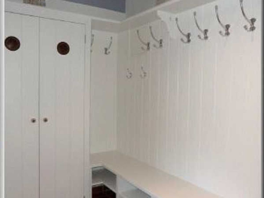 Eingangsdiele mit Garderobe und kleinem Schrank