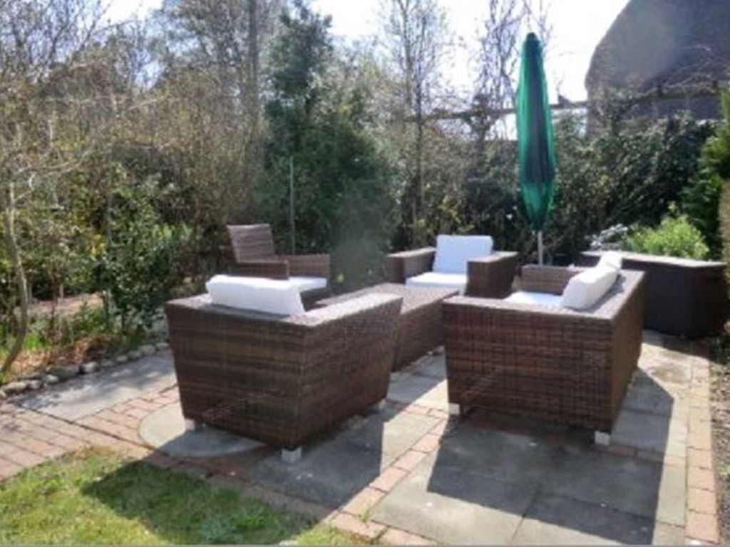 Schöner eingewachsener und sonniger Gartenplatz