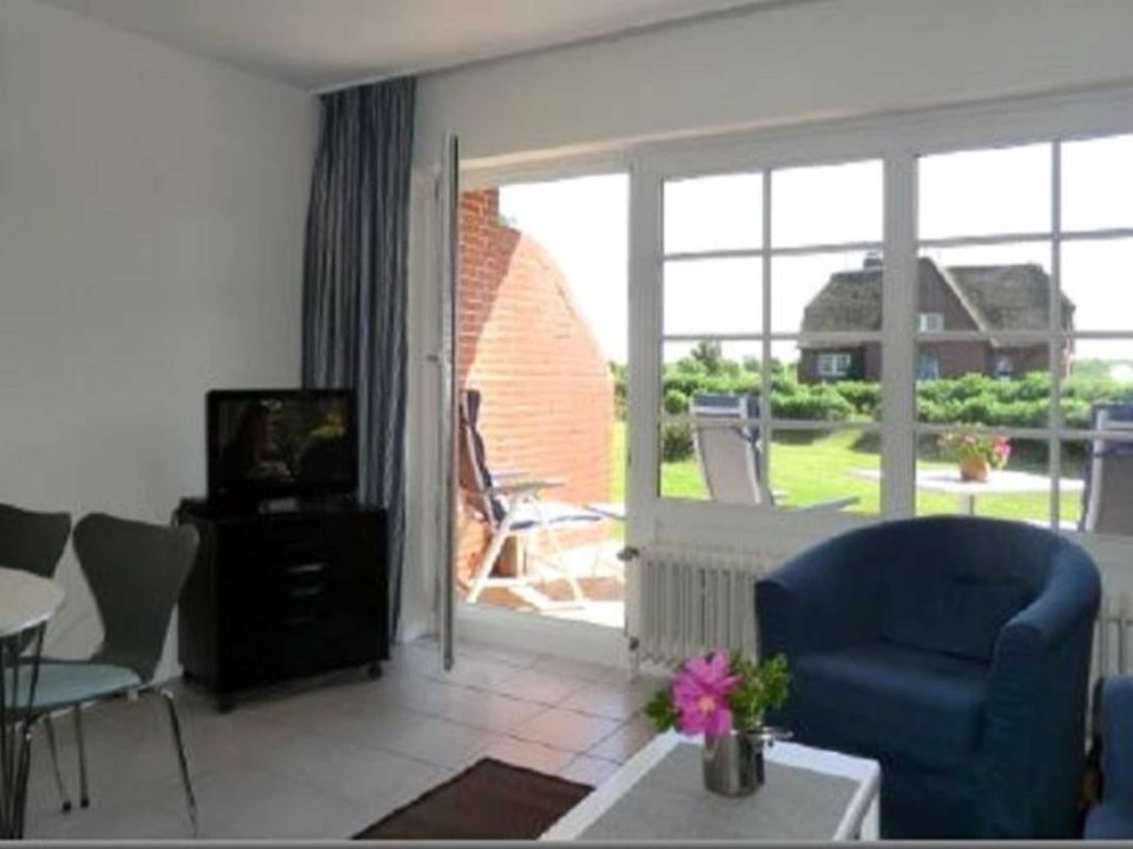 Blick in das helle Wohn- und Esszimmer mit Terrassenausgang