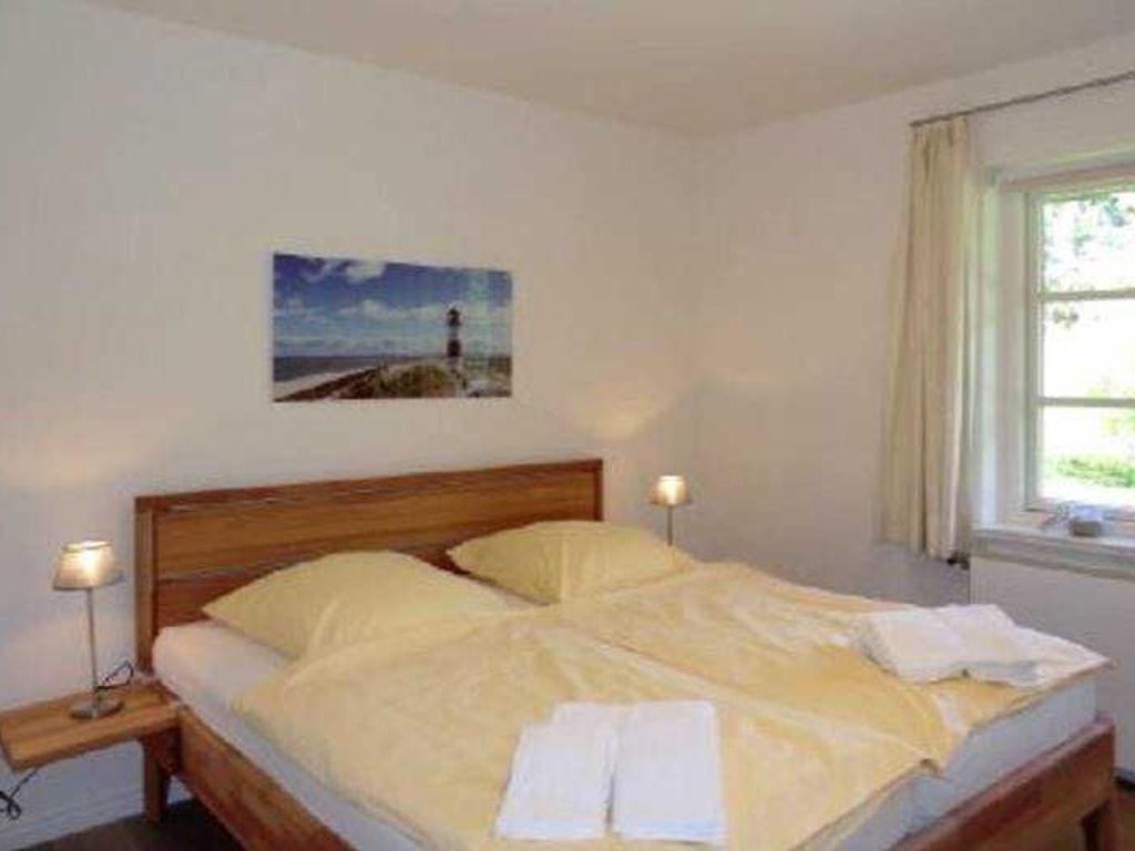 Blick in das große Schlafzimmer mit Doppelbett