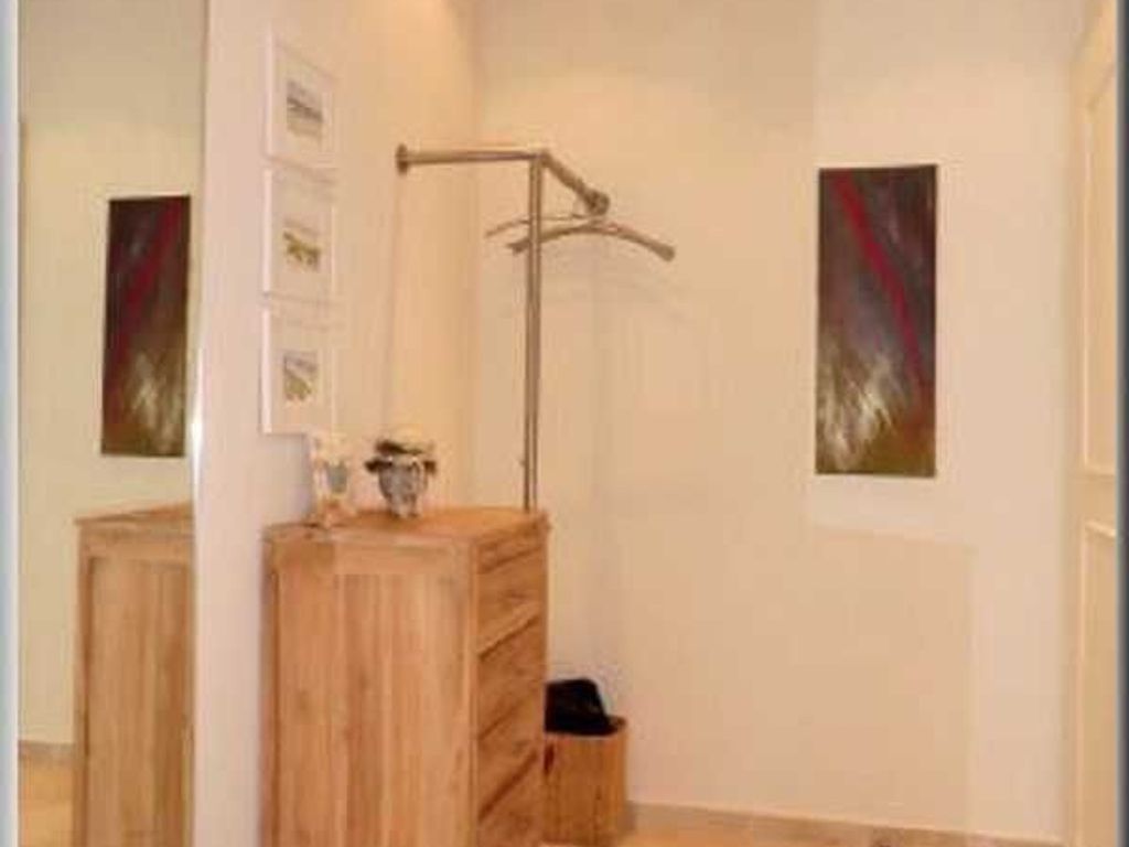 Eingangsdiele mit Garderobe und großem Spiegel