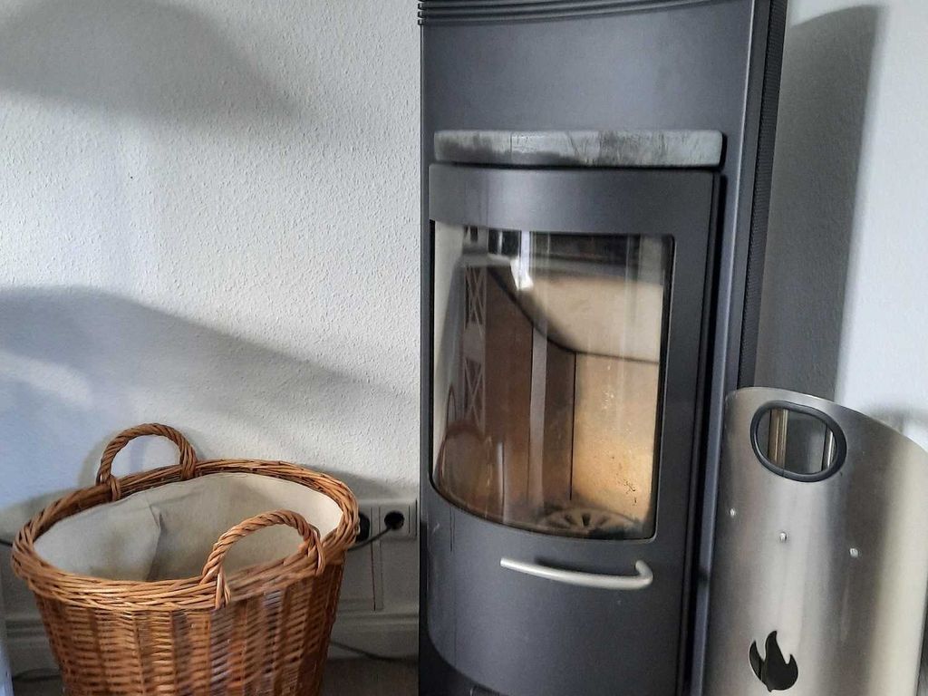 Der Kaminofen sorgt für ein besonderes Ambiente