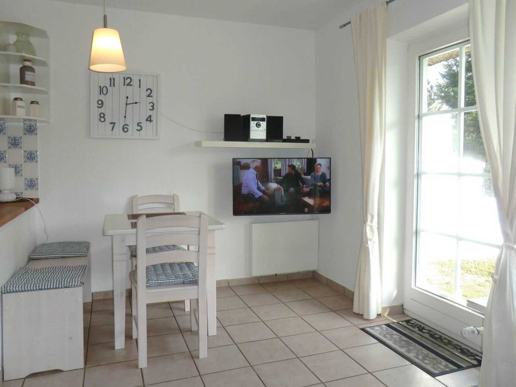 Essbereich mit Blick zum großem Flat-TV nebst Terrassenausgang
